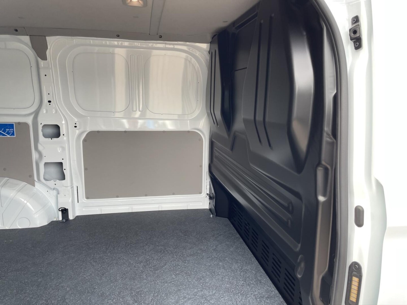 Volkswagen Transporter Kasten kurzer Radstand – Bild 12
