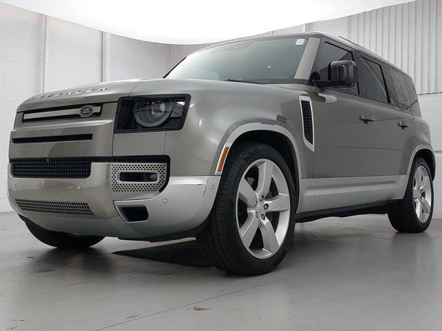2023 Land Rover Defender SE's photo