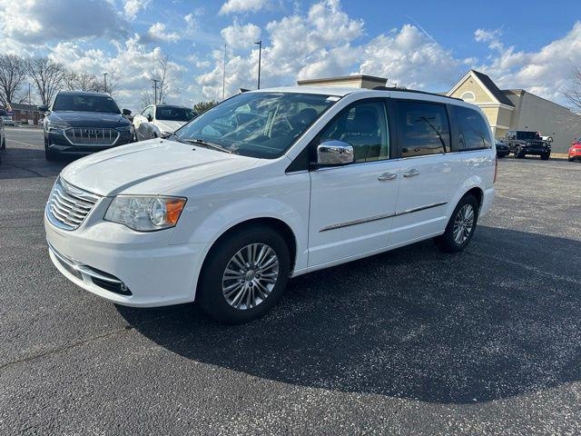 Photo of 2014 Chrysler Town & Country 