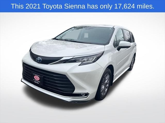 2021 Toyota Sienna XLE's photo
