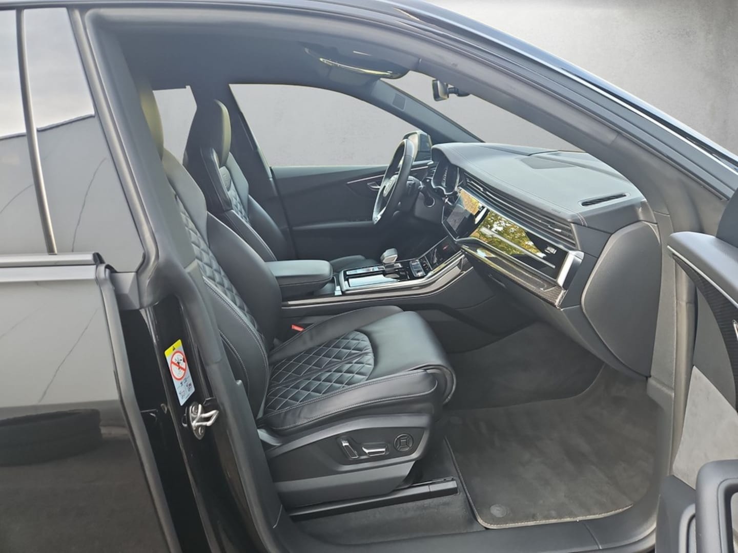 Bild über Audi SQ8 TFSI quattro tiptronic - für weitere Informationen kontaktieren Sie den Audi Partner