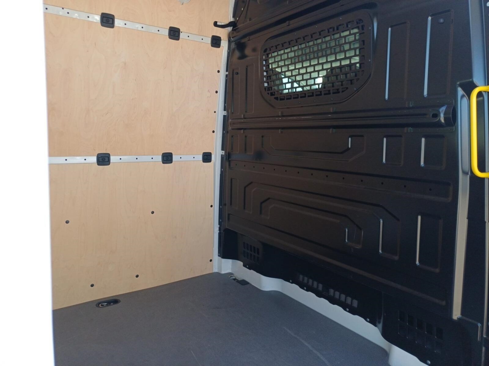 Volkswagen Crafter Kasten mittlerer Radstand – Bild 11