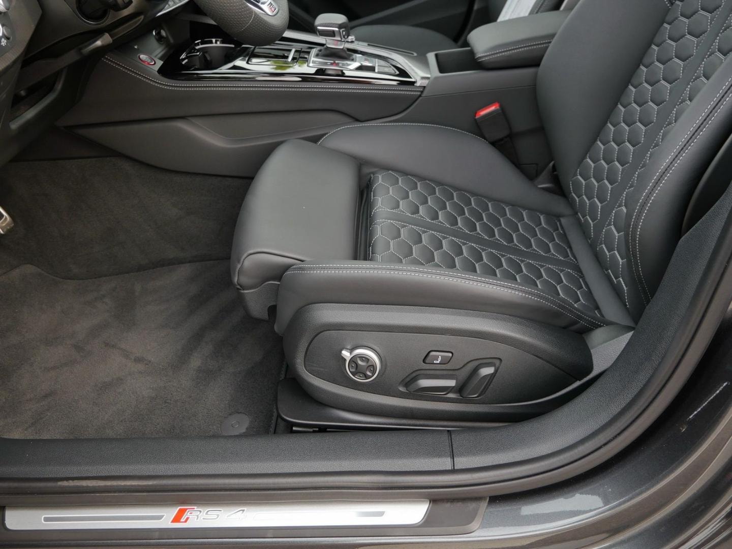 Bild über Audi RS 4 Avant TFSI quattro tiptronic - für weitere Informationen kontaktieren Sie den Audi Partner