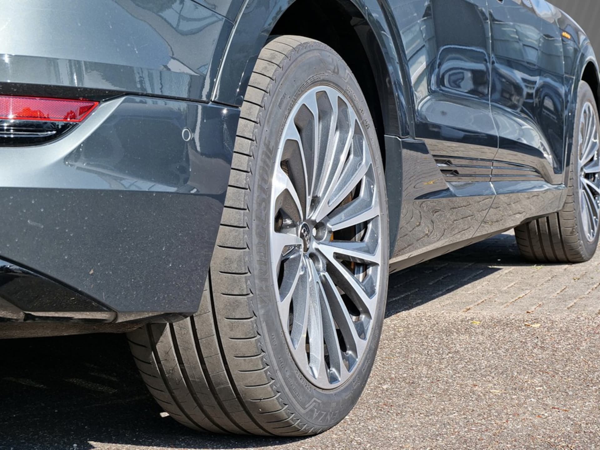 Audi e-tron S line