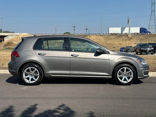 Used 2016 Volkswagen e-Golf e-Golf SE with VIN WVWKP7AU8GW914230 for sale in Eugene, OR