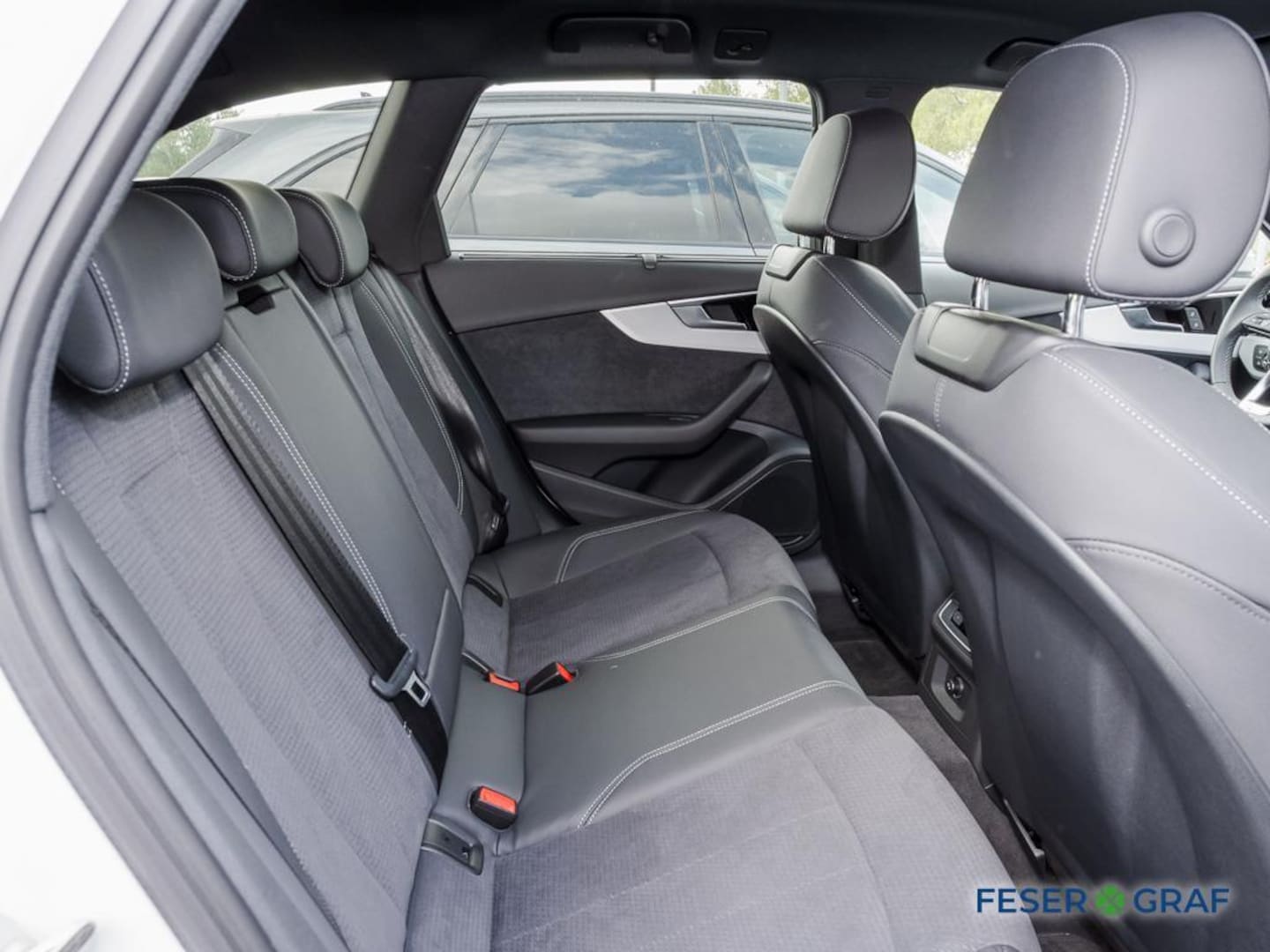Bild über Audi A4 Avant S line 45 TFSI quattro S tronic - für weitere Informationen kontaktieren Sie den Audi Partner