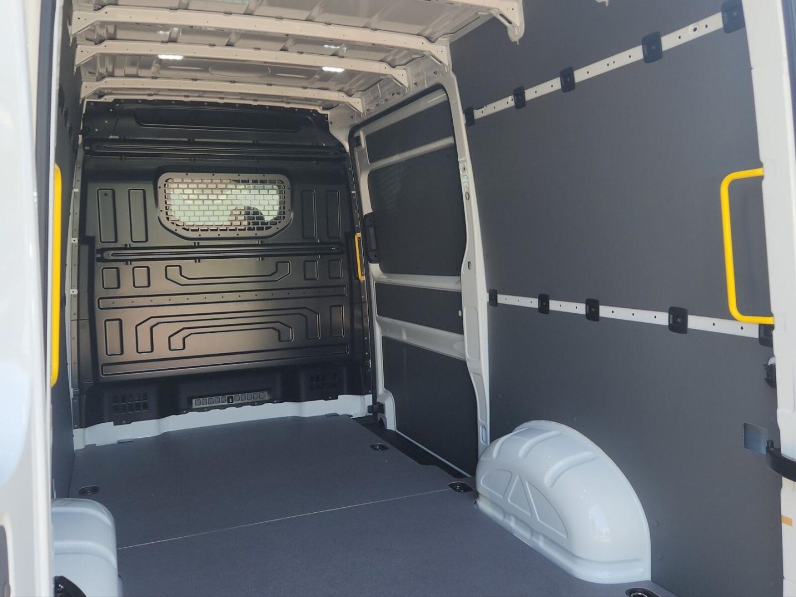 Volkswagen Crafter Kasten mittlerer Radstand – Bild 16