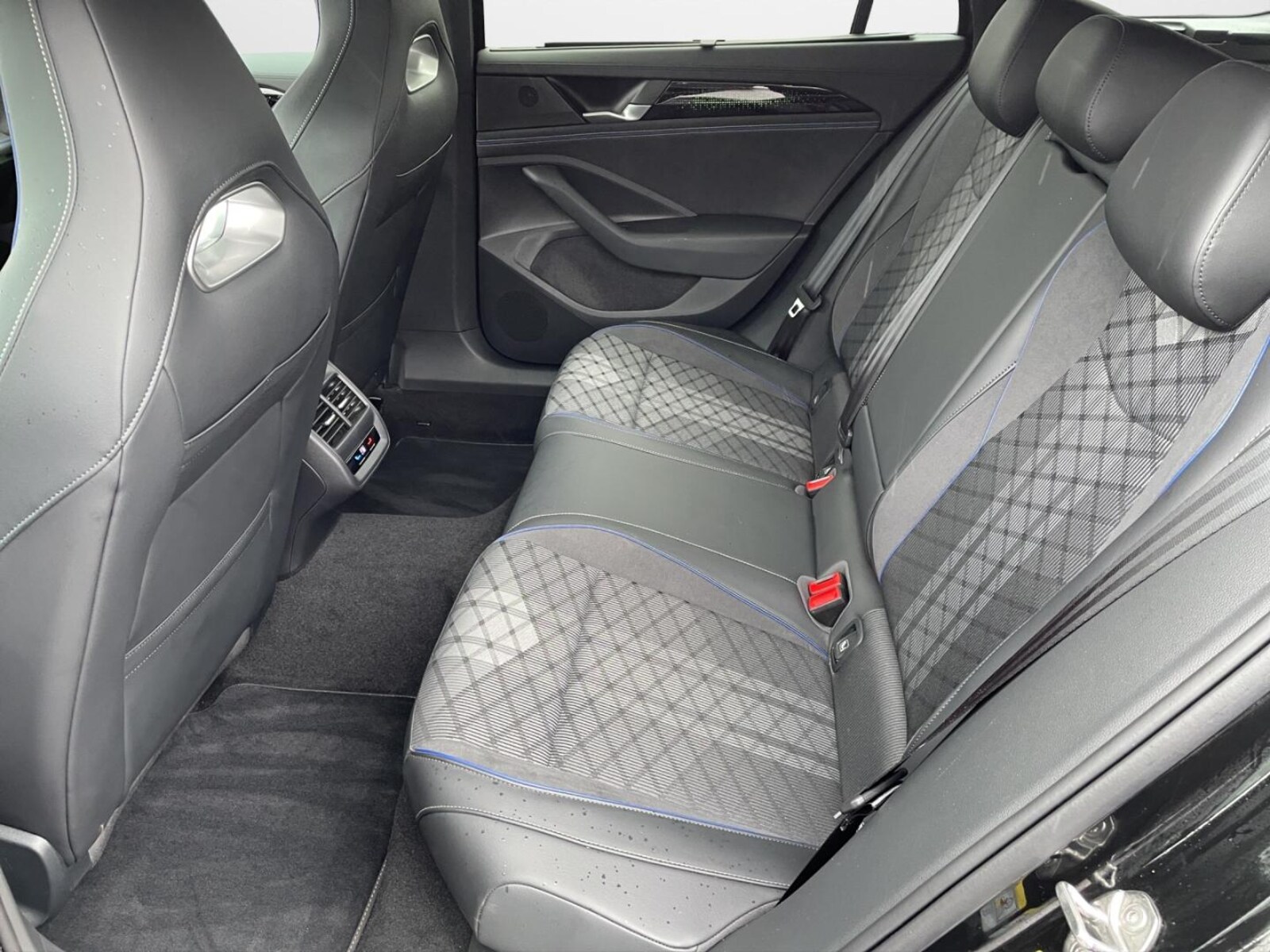 Volkswagen Passat – Bild 12