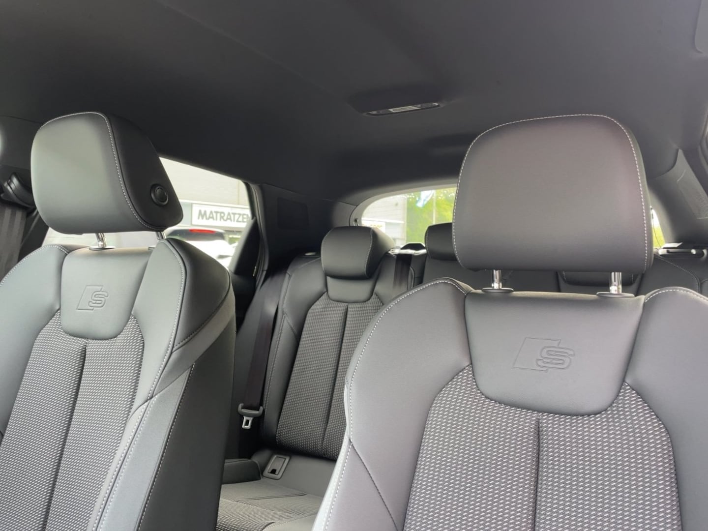 Bild über Audi A1 Sportback S line 35 TFSI S tronic - für weitere Informationen kontaktieren Sie den Audi Partner