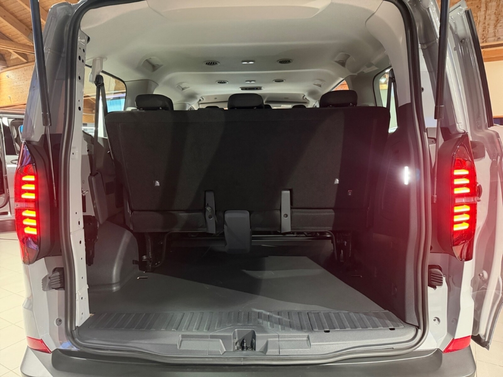 Volkswagen Transporter Kombi kurzer Radstand – Bild 12