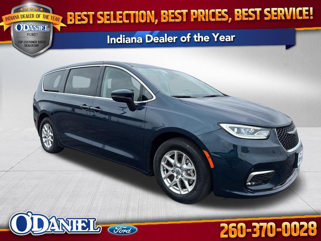 2023 Chrysler Pacifica Touring L's photo