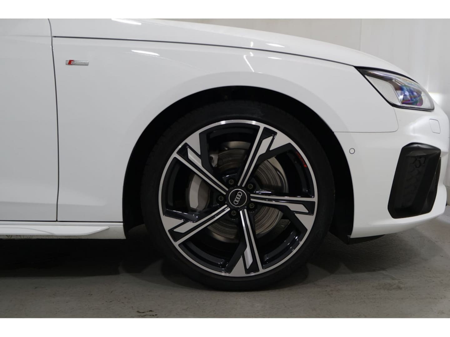 Bild über Audi A4 Avant S line 40 TFSI S tronic - für weitere Informationen kontaktieren Sie den Audi Partner