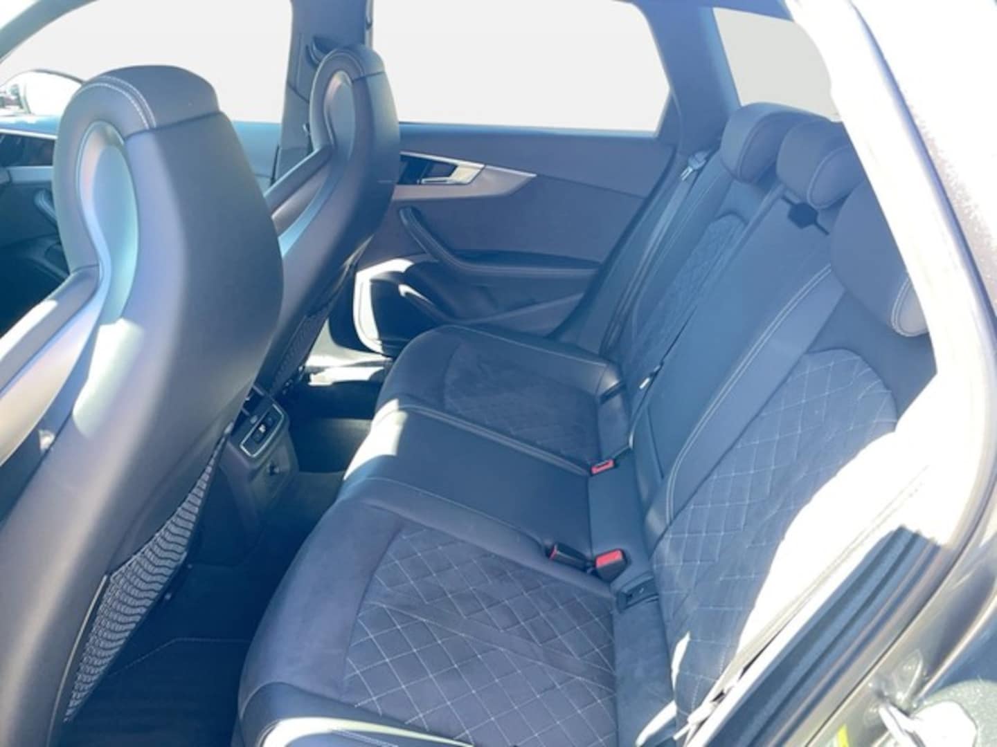 Bild über Audi RS 4 Avant TFSI quattro tiptronic - für weitere Informationen kontaktieren Sie den Audi Partner
