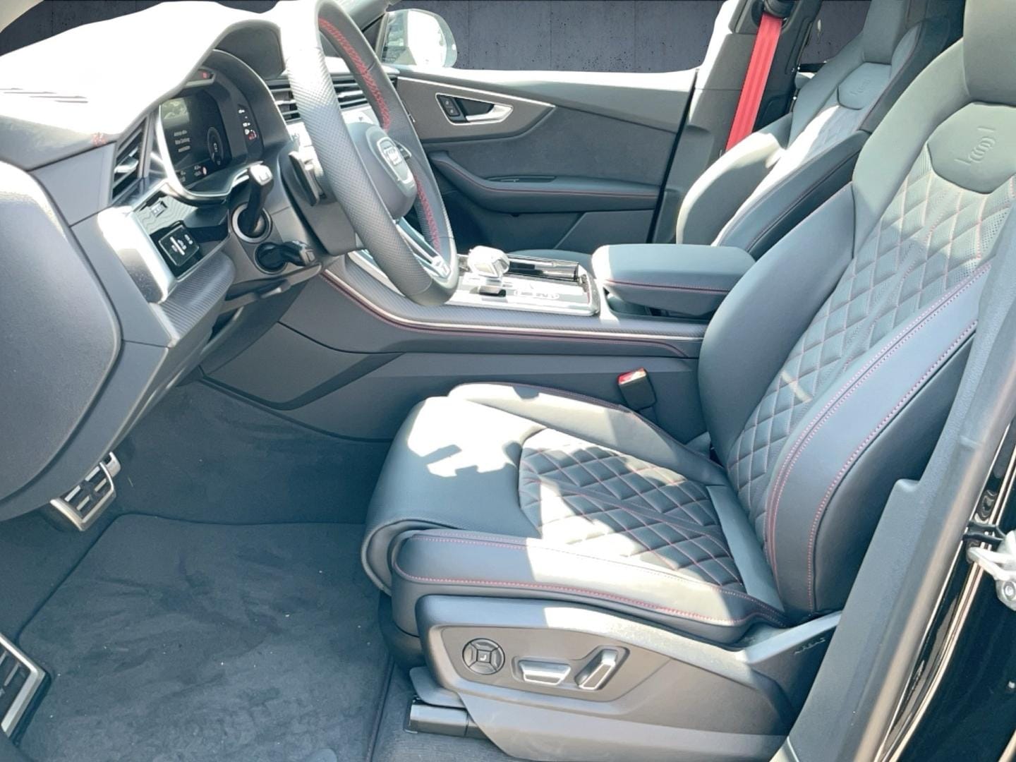 Bild über Audi Q8 SUV TFSI e S line business TFSI e quattro 360 kW tiptronic - für weitere Informationen kontaktieren Sie den Audi Partner