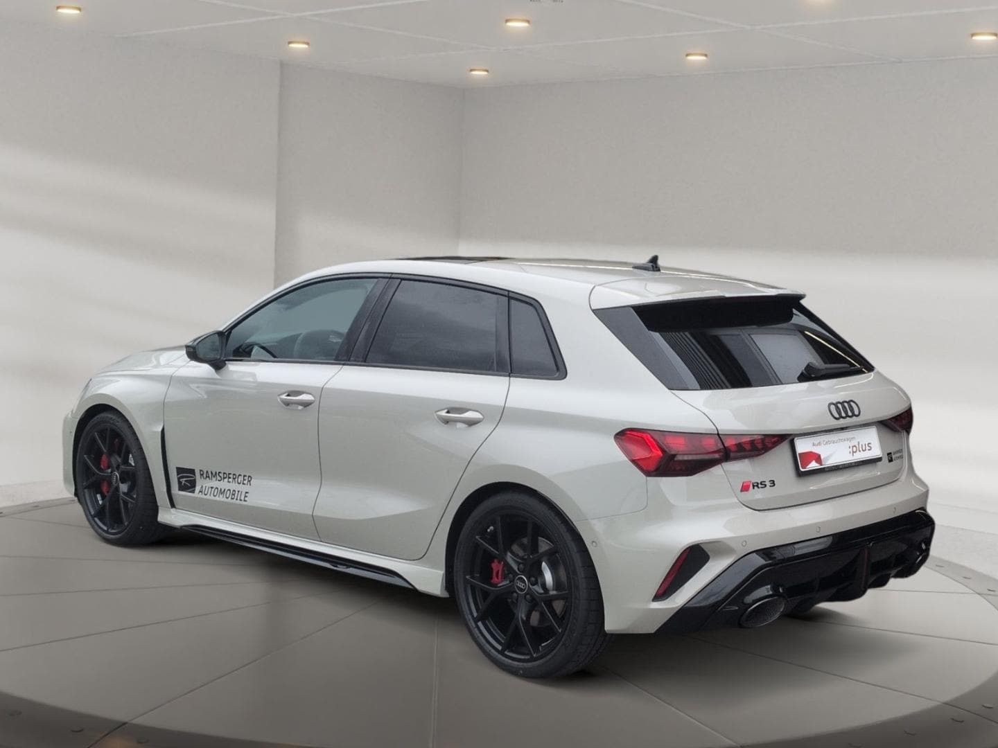 Bild über Audi RS 3 Sportback TFSI quattro S tronic - für weitere Informationen kontaktieren Sie den Audi Partner