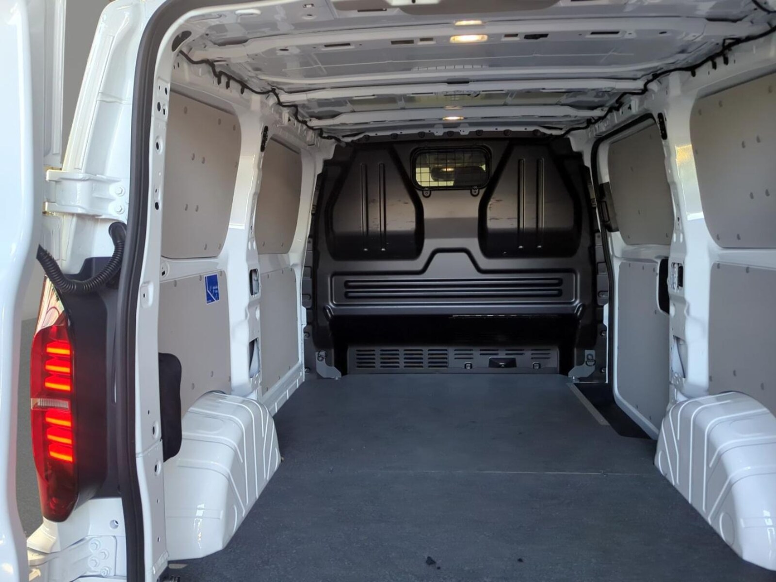 Volkswagen Transporter Kasten kurzer Radstand – Bild 6