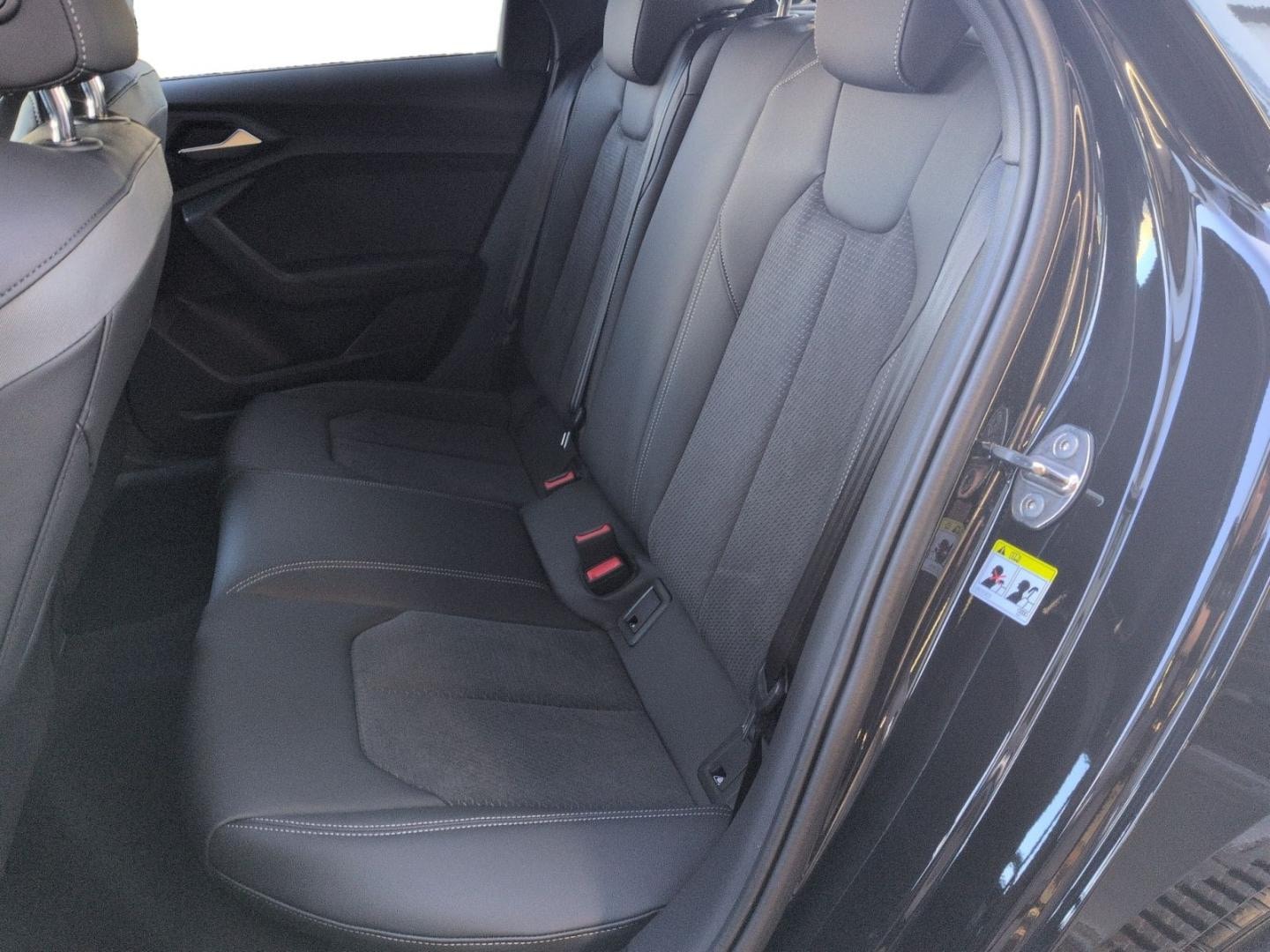 Bild über Audi A1 Sportback S line 40 TFSI S tronic - für weitere Informationen kontaktieren Sie den Audi Partner