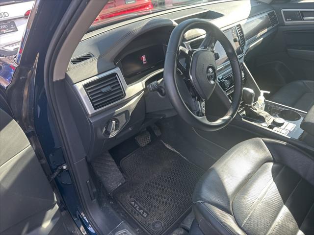 Used 2019 Volkswagen Atlas SEL Premium with VIN 1V2NR2CA4KC565668 for sale in Minneapolis, Minnesota