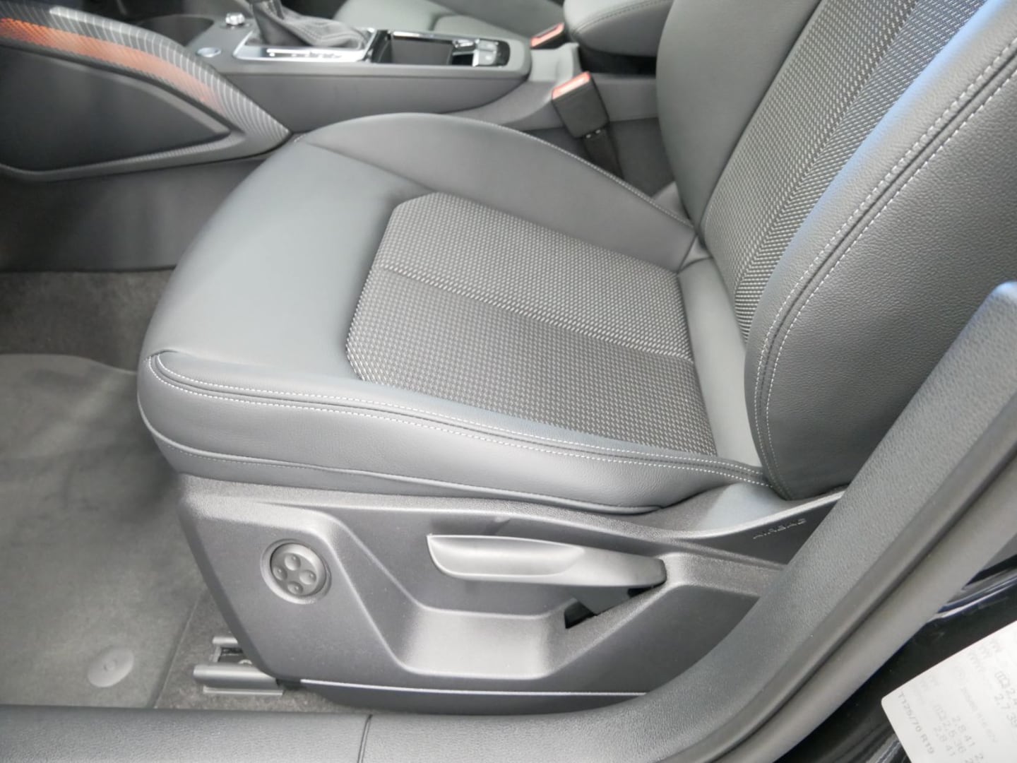Bild über Audi Q2 S line 40 TFSI quattro S tronic - für weitere Informationen kontaktieren Sie den Audi Partner