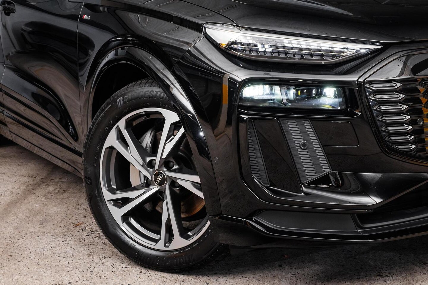 Image about Audi Q6 SUV e-tron e-tron quattro