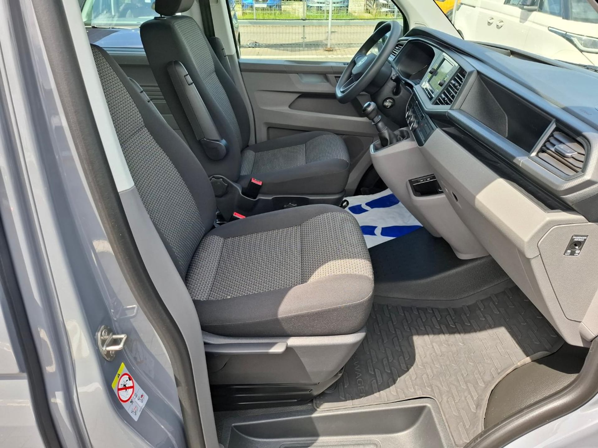 Volkswagen Caravelle 6.1 długi roztaw osi S