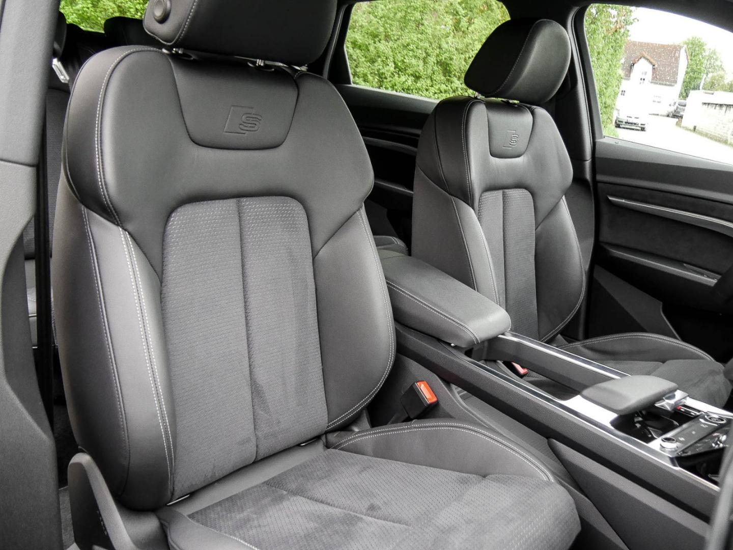 Image about Audi Q8 e-tron S line 55 e-tron quattro