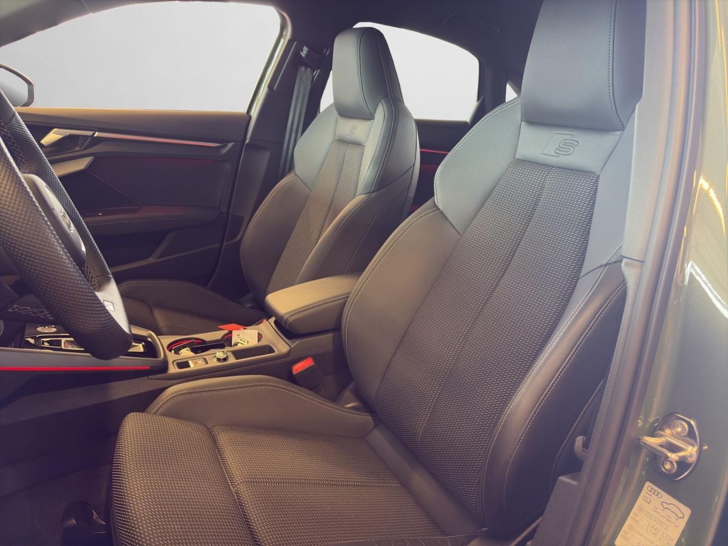 Bild über Audi S3 Limousine TFSI quattro S tronic - für weitere Informationen kontaktieren Sie den Audi Partner