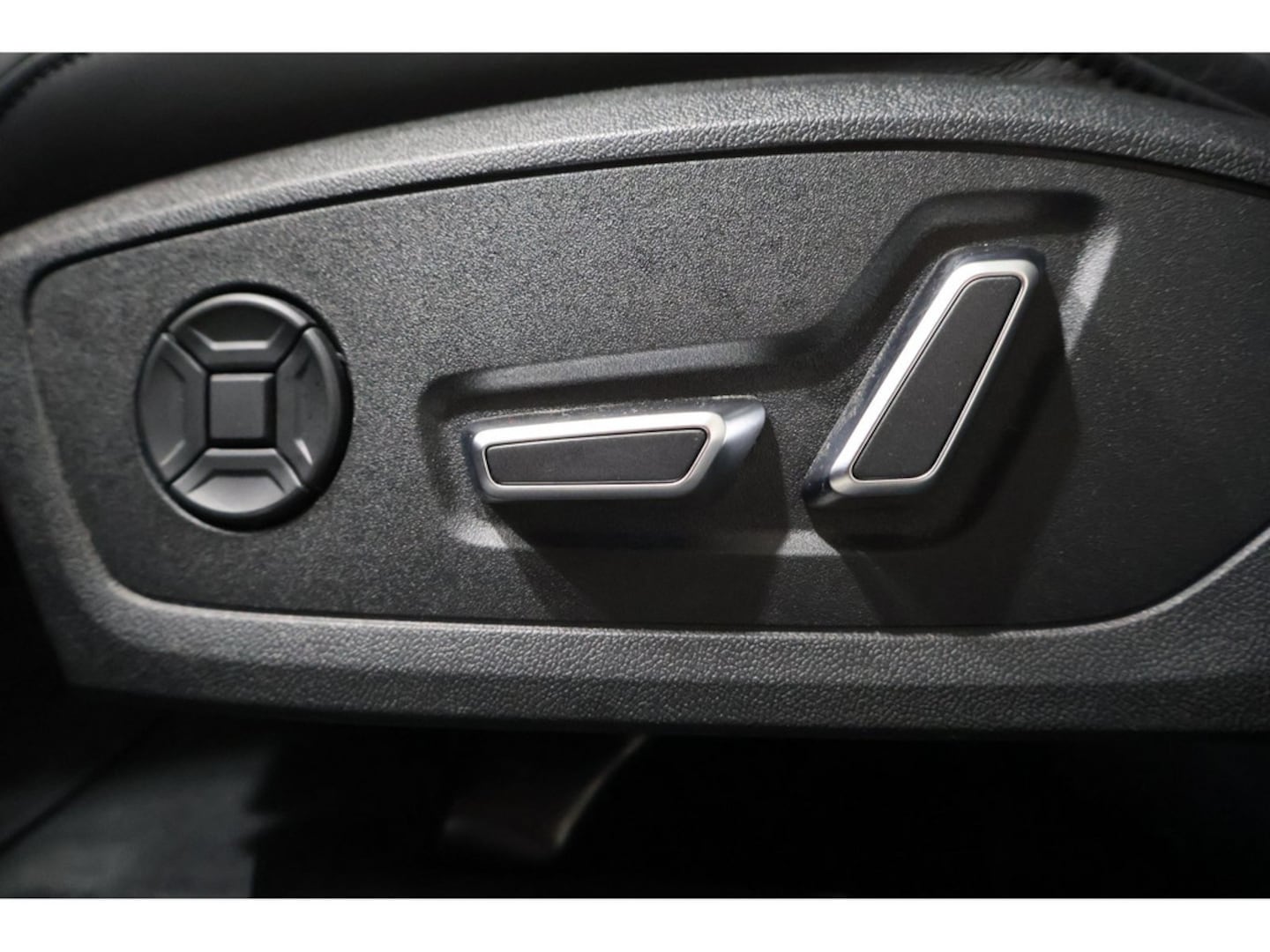 Bild über Audi RS 6 Avant performance quattro tiptronic - für weitere Informationen kontaktieren Sie den Audi Partner