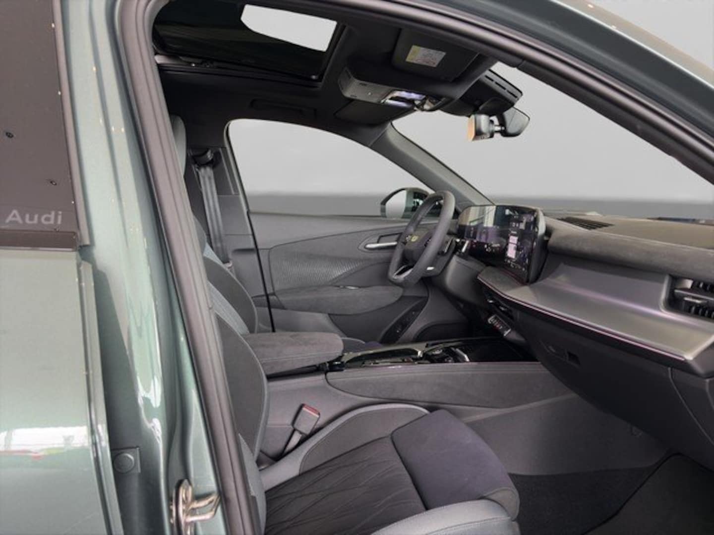 Bild über Audi Q3 SUV TFSI quattro 195 kW S tronic - für weitere Informationen kontaktieren Sie den Audi Partner
