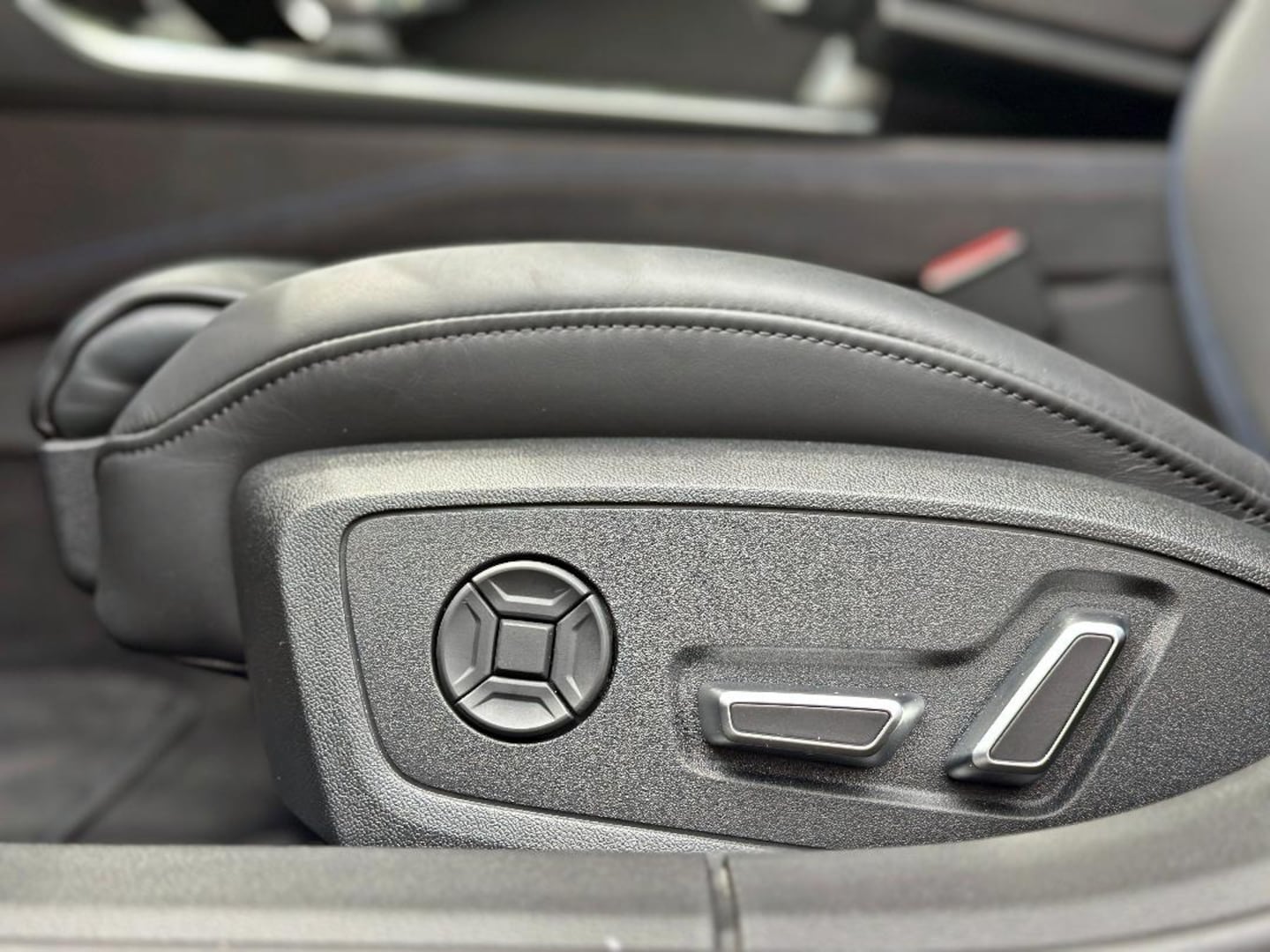 Bild über Audi RS 6 Avant performance quattro tiptronic - für weitere Informationen kontaktieren Sie den Audi Partner
