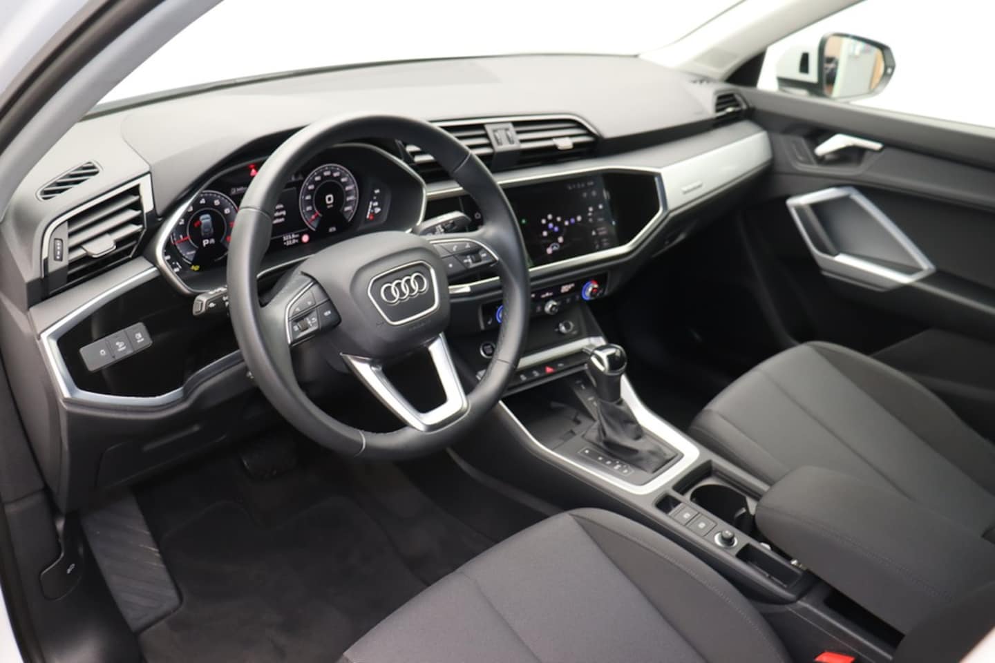 Bild über Audi Q3 40 TFSI quattro S tronic - für weitere Informationen kontaktieren Sie den Audi Partner
