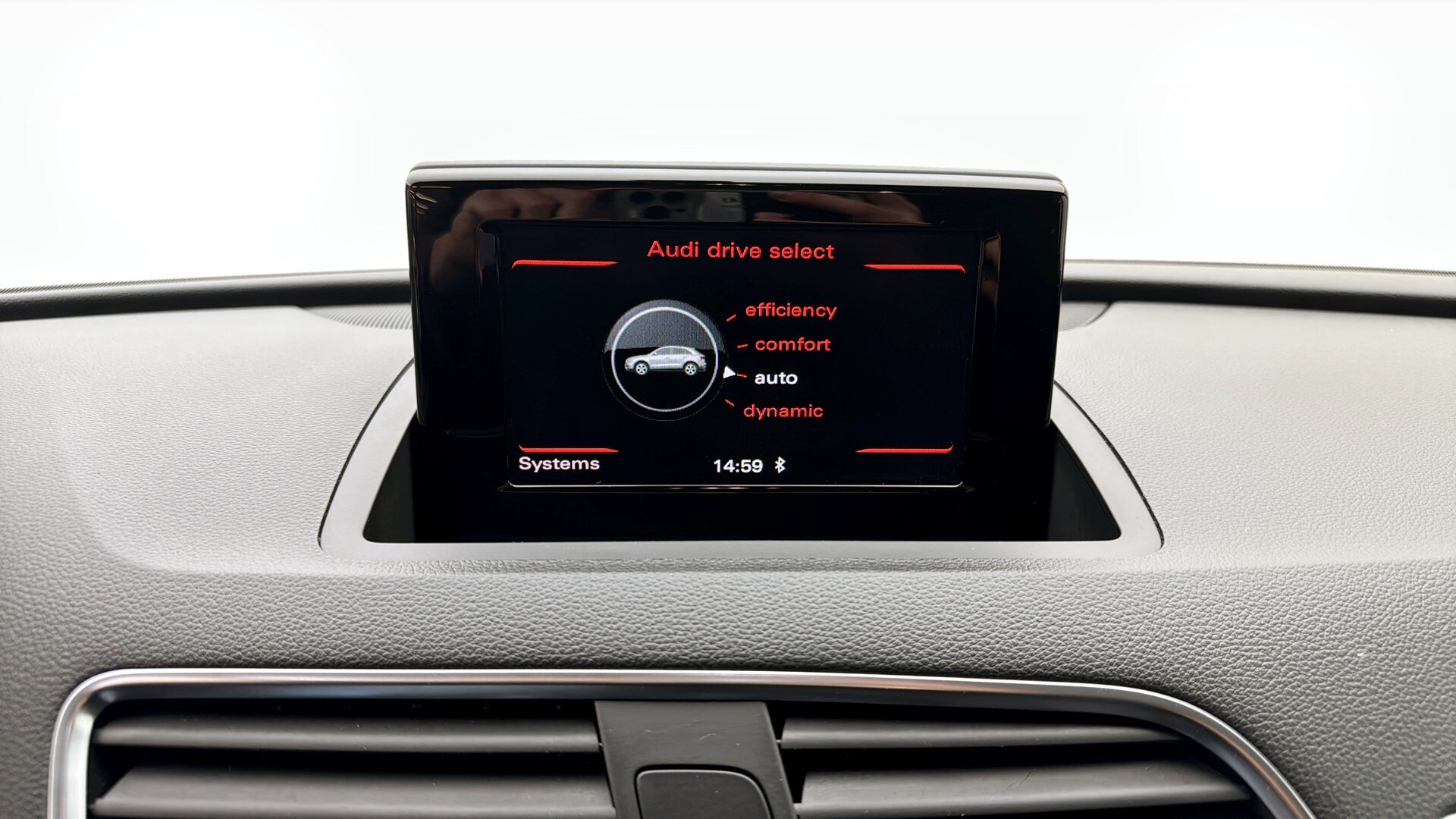 Bild som visar&nbsp;Audi Q3&nbsp;Q3 2.0 TDI quattro Proline Sport 150 hk S tronic - för mer information kontakta din Audi Partner