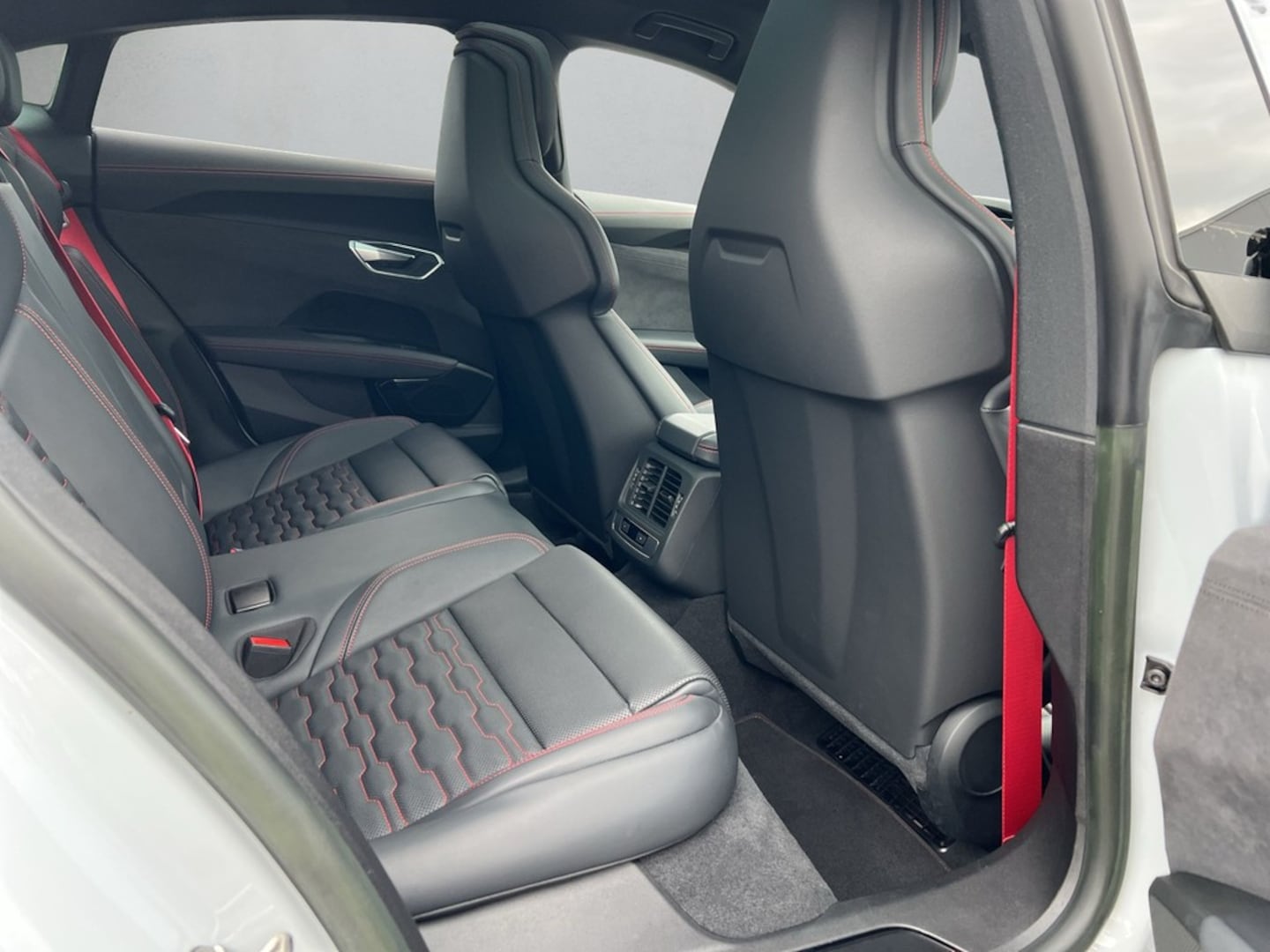 Bild über Audi RS e-tron GT e-tron quattro - für weitere Informationen kontaktieren Sie den Audi Partner