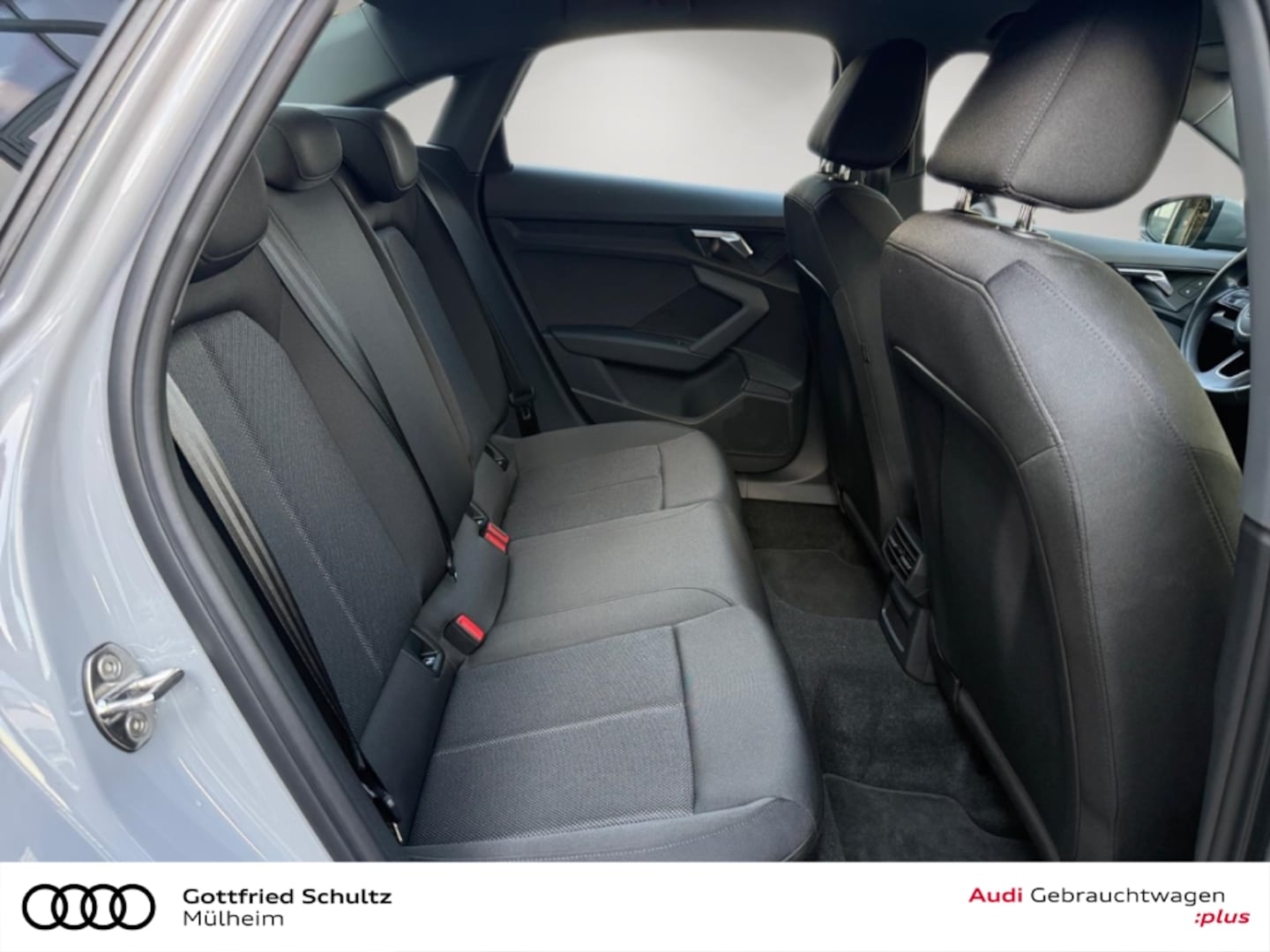 Bild über Audi A3 Limousine S line 35 TFSI S tronic - für weitere Informationen kontaktieren Sie den Audi Partner