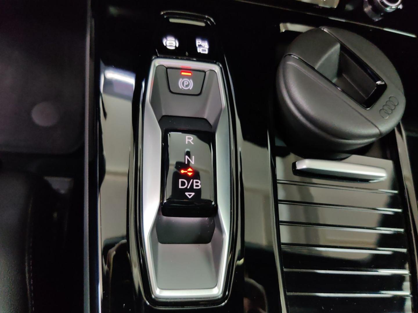 Image about Audi Q6 SUV e-tron e-tron quattro
