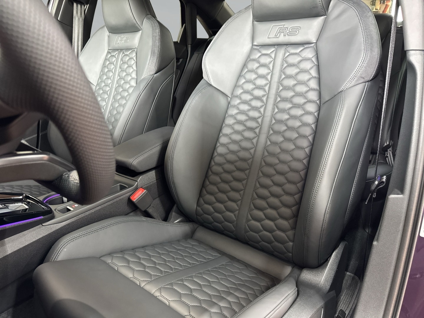 Bild über Audi RS 3 Limousine TFSI quattro S tronic - für weitere Informationen kontaktieren Sie den Audi Partner