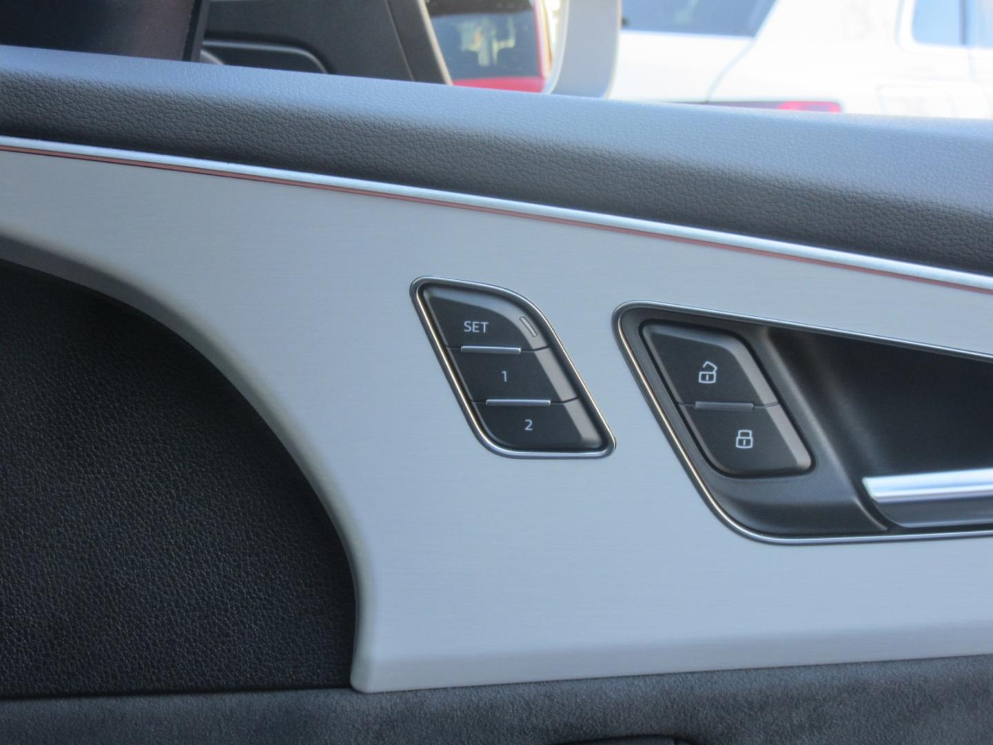Image about Audi Q8 55 TFSI quattro S line 250(340) kW(PS) tiptronic