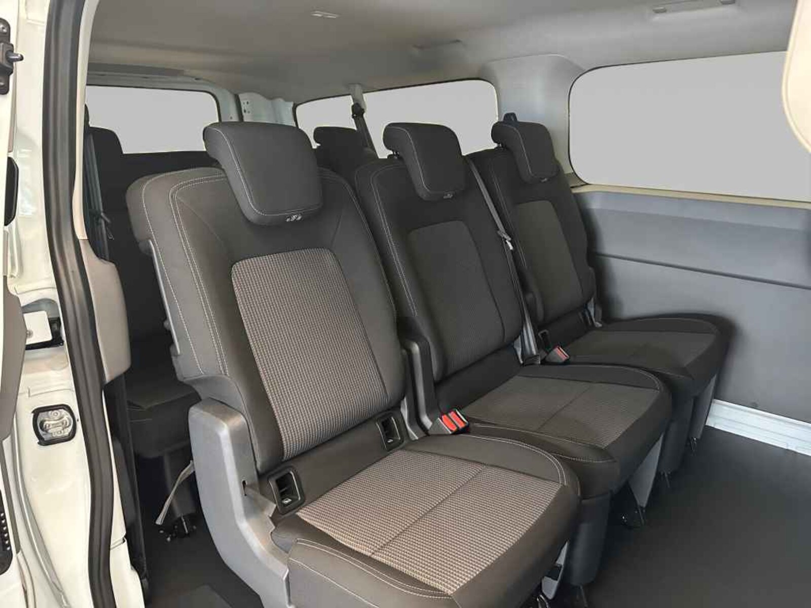 Volkswagen Transporter Kombi langer Radstand – Bild 12