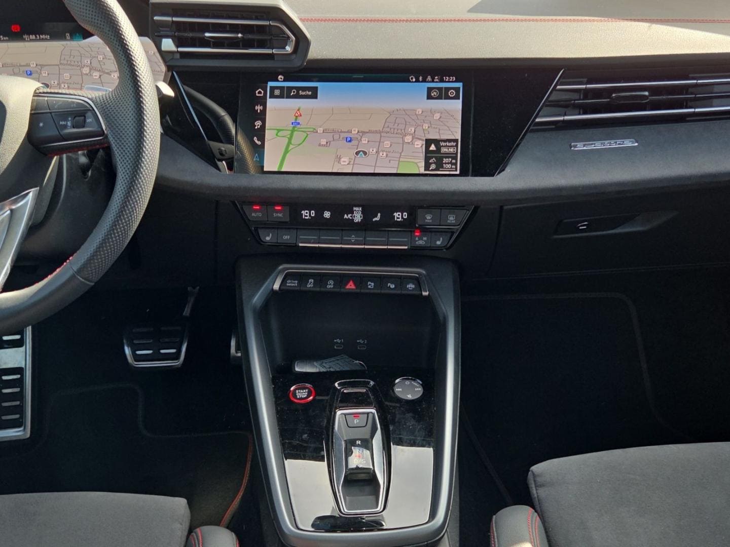 Bild über Audi S3 Limousine TFSI quattro S tronic - für weitere Informationen kontaktieren Sie den Audi Partner