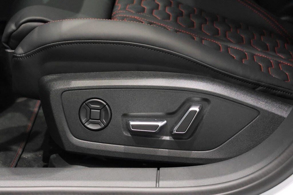 Bild som visar&nbsp;Audi RS 6 Avant&nbsp;RS 6 Avant performance 630 hk tiptronic - för mer information kontakta din Audi Partner