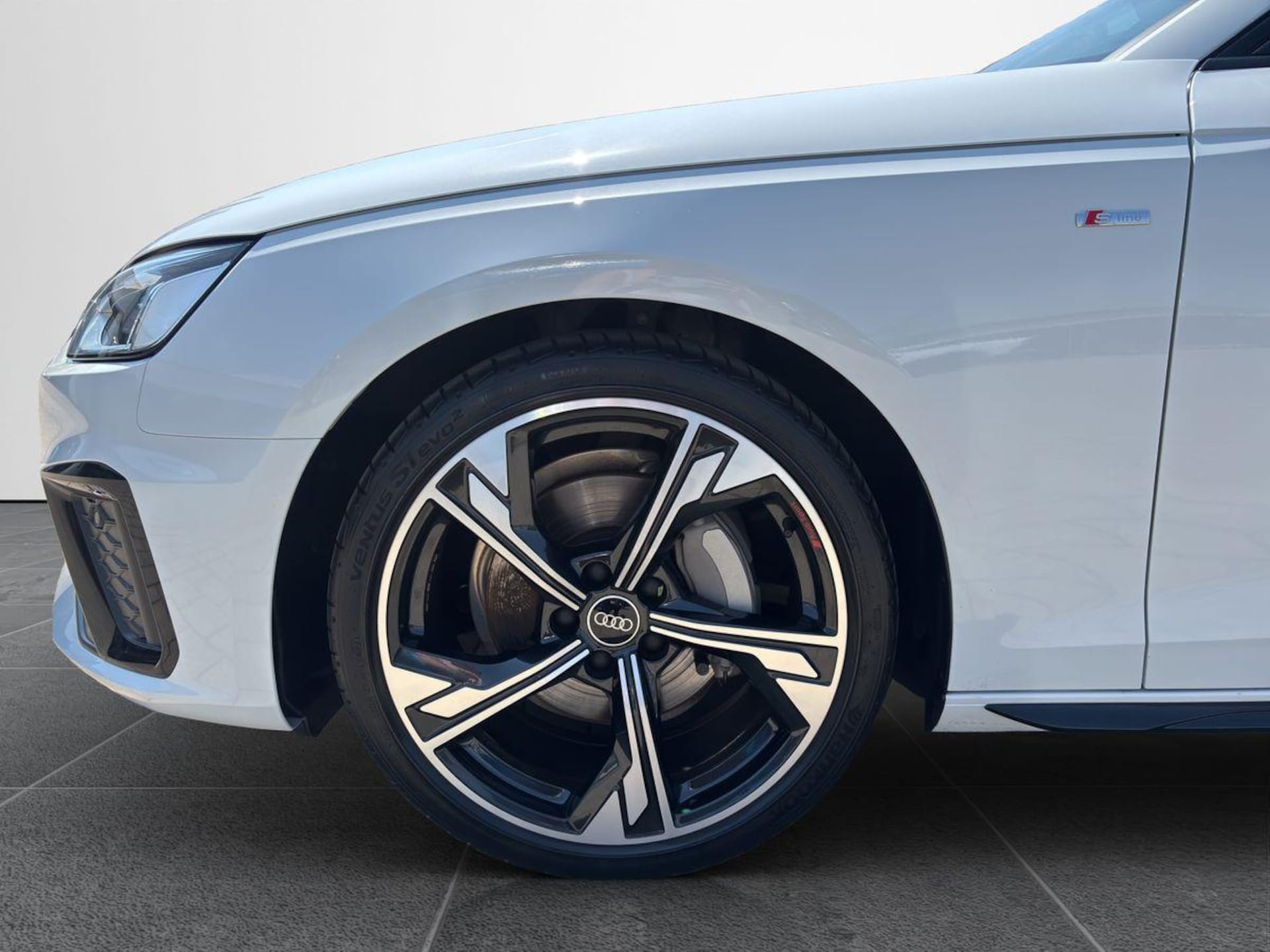 Audi A4 Limousine S line
