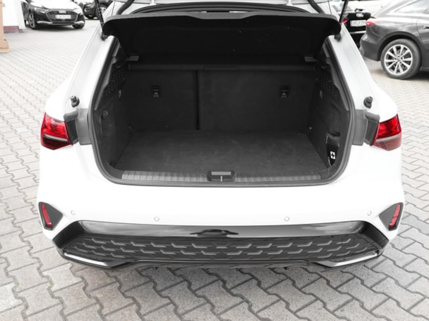 Bild über Audi A3 Sportback S line 35 TFSI S tronic - für weitere Informationen kontaktieren Sie den Audi Partner