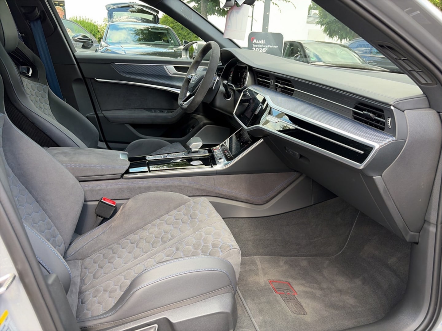 Bild über Audi RS 6 Avant performance quattro tiptronic - für weitere Informationen kontaktieren Sie den Audi Partner