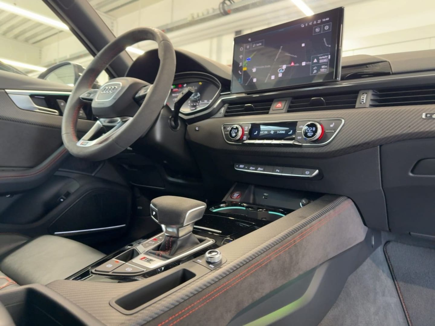 Bild über Audi RS 4 Avant TFSI quattro tiptronic - für weitere Informationen kontaktieren Sie den Audi Partner