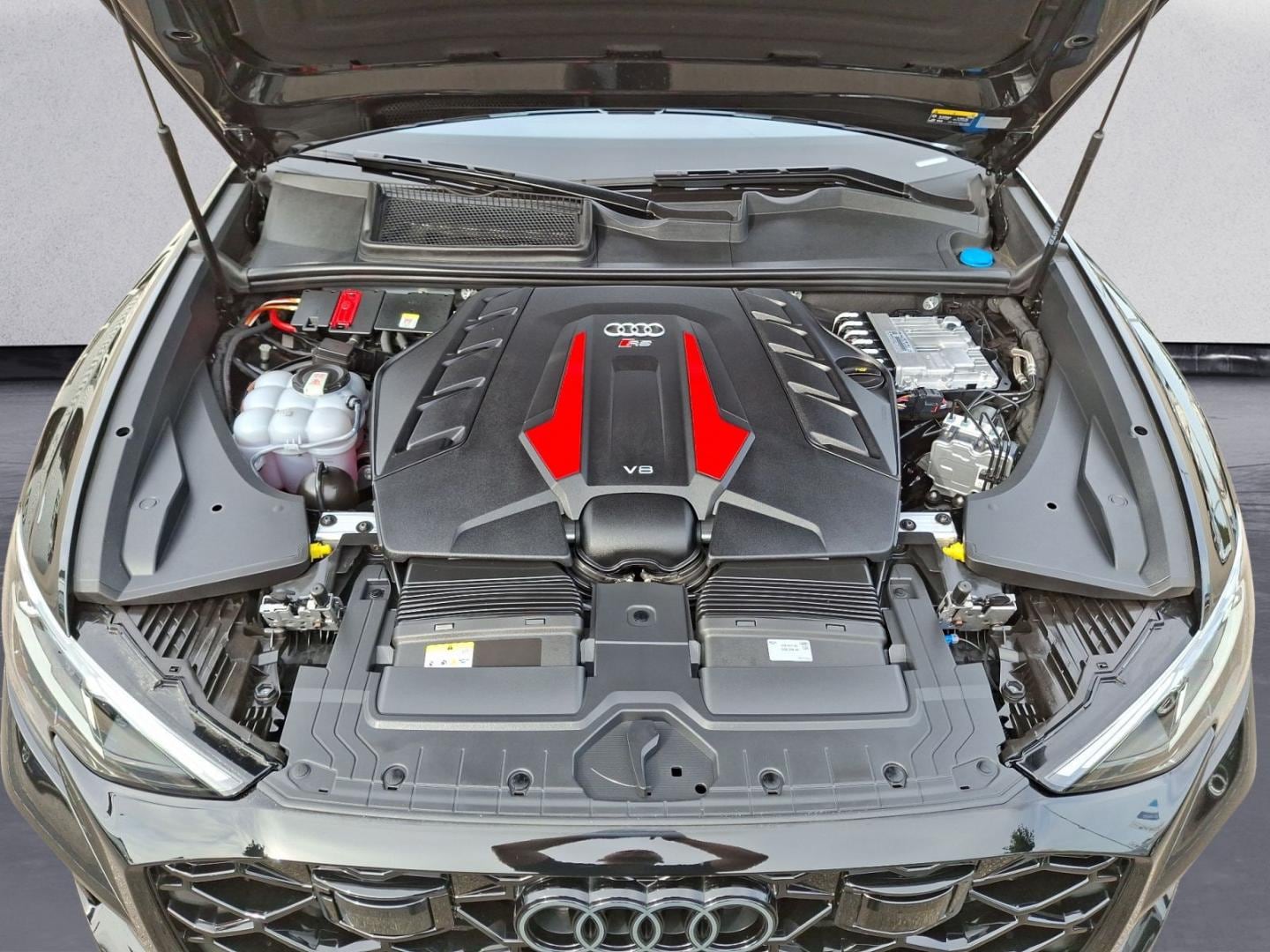 Bild über Audi RS Q8 SUV performance quattro tiptronic - für weitere Informationen kontaktieren Sie den Audi Partner
