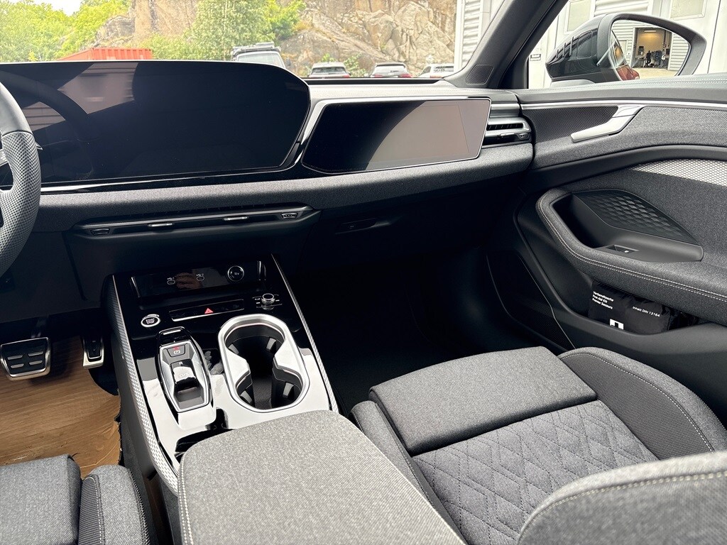 Bild som visar&nbsp;Audi A6 Avant e-hybrid&nbsp;A6 Avant e-hybrid quattro S line Edition 220 kWS tronic - för mer information kontakta din Audi Partner