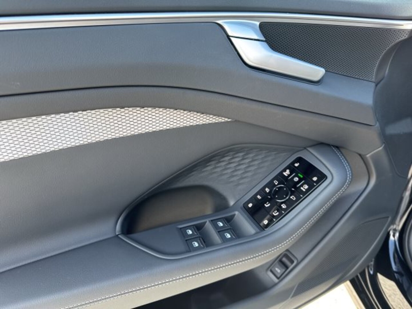 Bild über Audi A6 Avant TDI 150 kW S tronic - für weitere Informationen kontaktieren Sie den Audi Partner