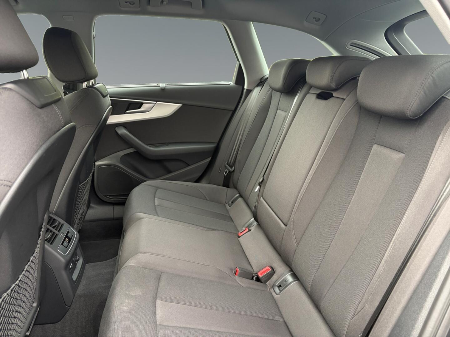 Bild über Audi A4 Avant 30 TDI S tronic - für weitere Informationen kontaktieren Sie den Audi Partner