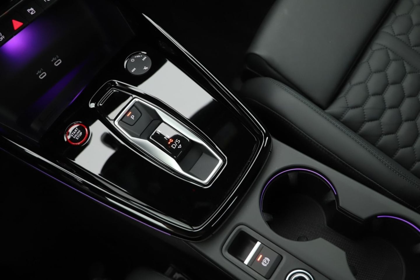 Bild über Audi RS 3 Limousine TFSI quattro 294 kW S tronic - für weitere Informationen kontaktieren Sie den Audi Partner