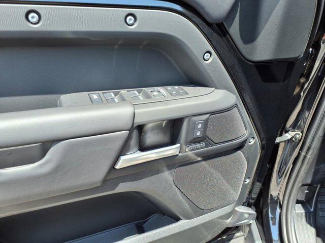 2025 Land Rover Defender X-Dynamic SE - Photo 24